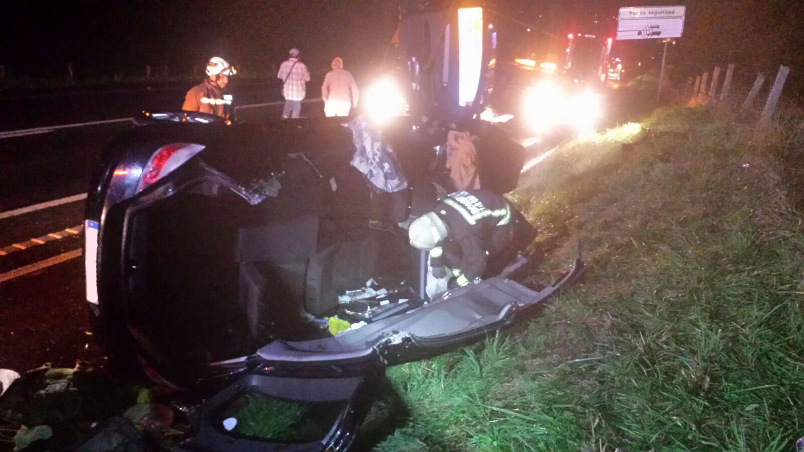 Herida una mujer tras salirse su coche de la vía entre Argoños y Escalante