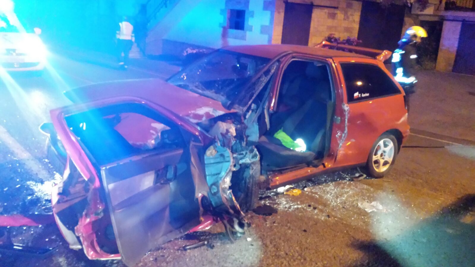 Herido un joven tras salirse de la vía y chocar contra un muro con su coche en Escobedo
