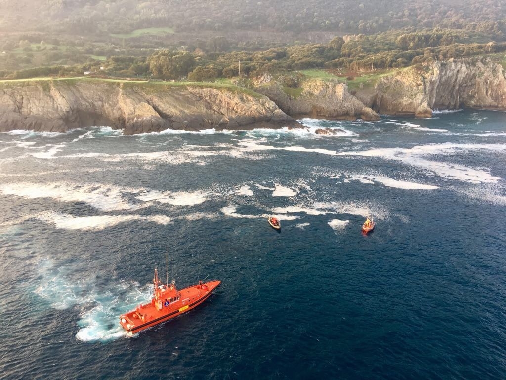 Fallece un pescador vizcaíno que cayó por los acantilados de Castro Urdiales