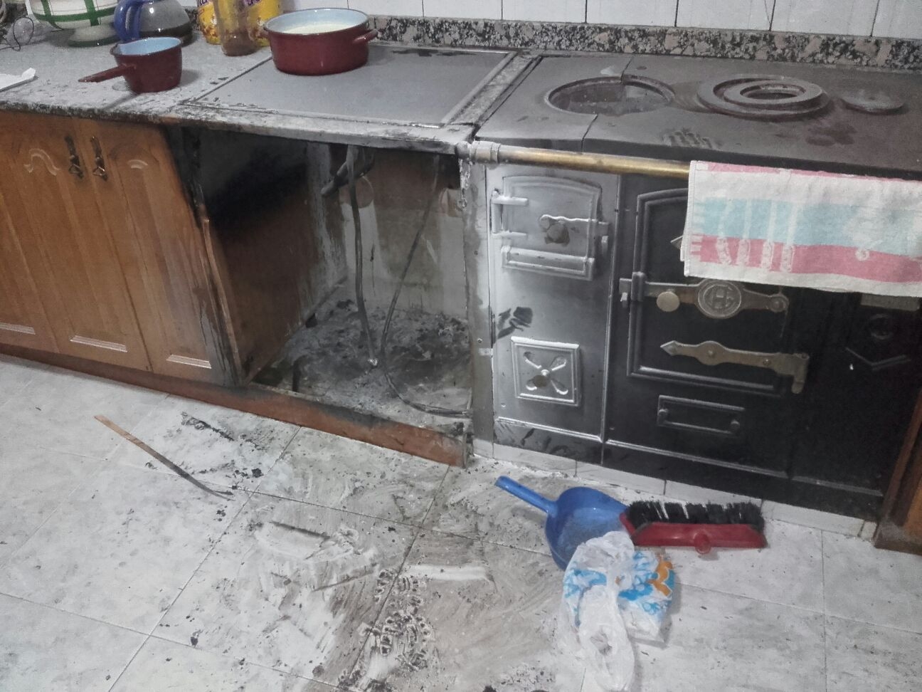 Bomberos del 112 extinguen el incendio de una habitación en una vivienda del centro de Santoña