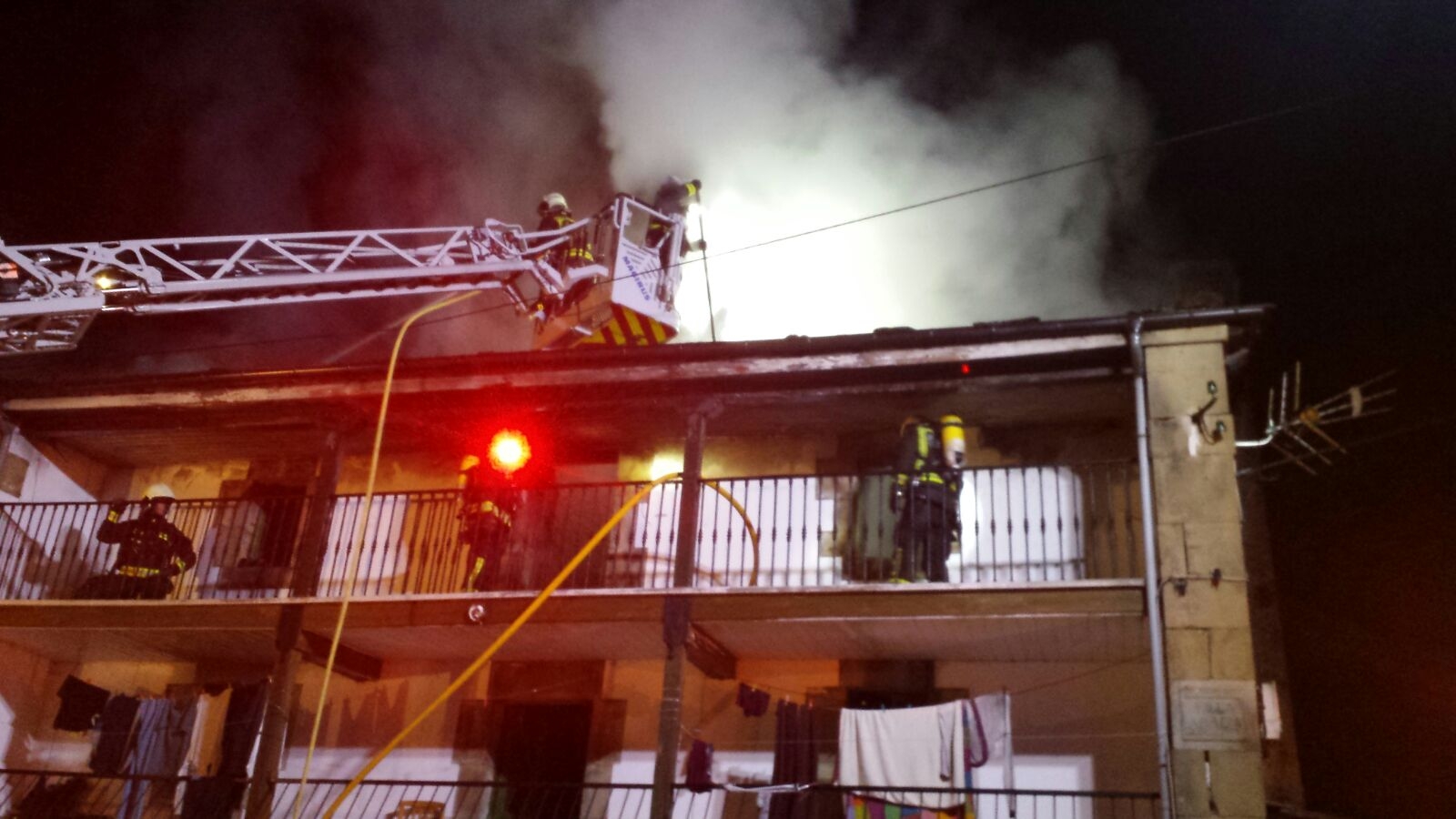 Bomberos del 112 extinguen un incendio en una vivienda de Vega de Pas