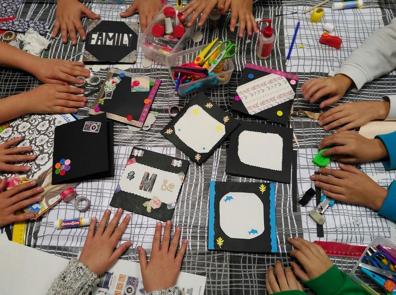 Las Bibliotecas de Santander celebran la Navidad con talleres de manualidades, teatro de sombras y 'bookscape'