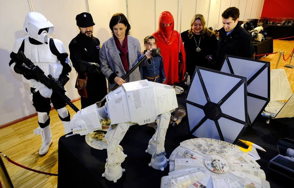 La alcaldesa inauguró ayer la exposición sobre Star Wars
