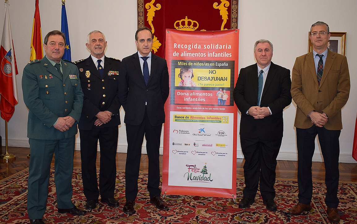 La Delegación del Gobierno en Cantabria realiza una recogida de alimentos infantiles para las familias más necesitadas - En la fotografía de izquierda a derecha: Ángel Pérez Teniente Coronel de la Guardia Civil en Cantabria, Héctor Moreno, Jefe Superior de Policía en Cantabria, Samuel Ruiz, Delegado del Gobierno en Cantabria, José Antonio Abad, presidente del Banco de Alimentos Infantiles y José Miguel Tolosa, Jefe Provincial de Tráfico en Cantabria