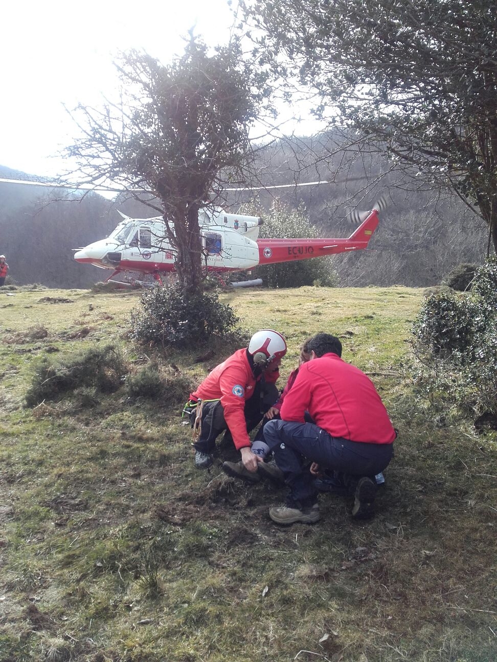 El equipo del helicóptero del Gobierno cántabro realizó 153 intervenciones y rescató a 79 personas en 2017