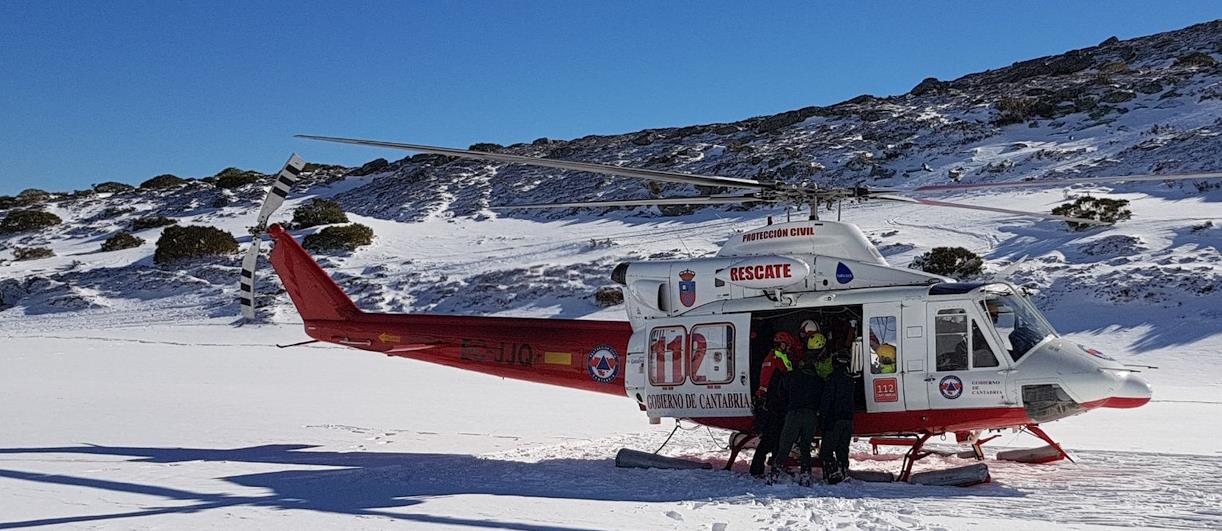 El helicóptero del Gobierno evacúa a un esquiador herido en una competición en Alto Campoo