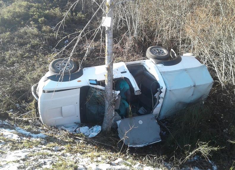 Bomberos del 112 excarcelan a un hombre tras una salida de vía con vuelco en Campoo de Yuso