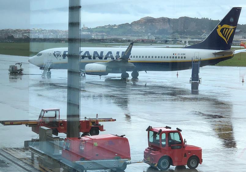 Más de un centenar de personas, atrapadas en el Aeropuerto de Santander porque al avión le cayó un rayo / Fotos: Marta Pérez Martínez