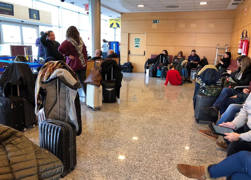 Más de un centenar de personas, atrapadas en el Aeropuerto de Santander porque al avión le cayó un rayo / Fotos: Marta Pérez Martínez