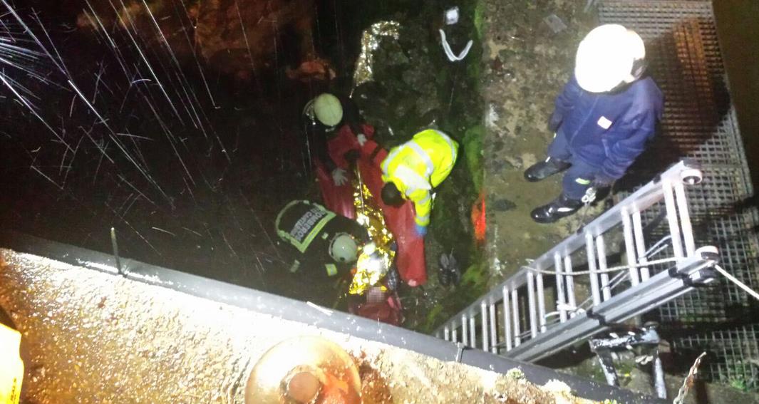 Bomberos del 112 rescatan a dos hombres al caer el vehículo en el que viajaban a un río en Arredondo