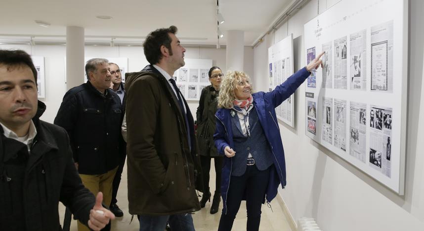Díaz Tezanos visita en Santoña la exposición ’50 años dando la murga’