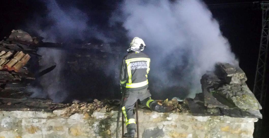 Un incendio calcina una cuadra en San Roque de Riomiera