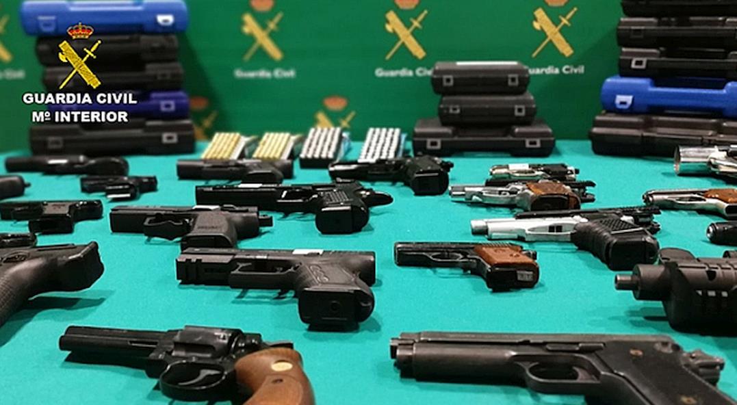 La Guardia Civil desarticula una banda que compraba armas detonadoras en Internet para convertirlas en armas de fuego real