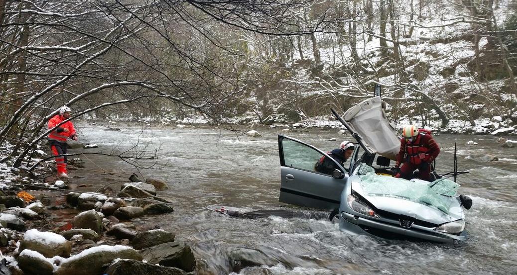 Fallece un hombre al caer con su coche al río Saja en Los Tojos - Foto: 112 Cantabria