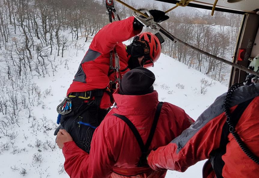 El helicóptero del Gobierno rescata a un hombre con posible fractura de rodilla en Picos de Europa