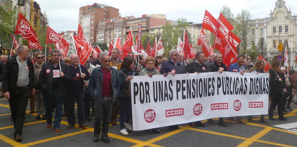 Miles de personas secundan la manifestación de UGT y CCOO por las pensiones públicas en Santander