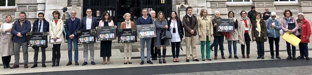 Santander guarda un minuto de silencio por la madre e hija asesinadas en Vitoria