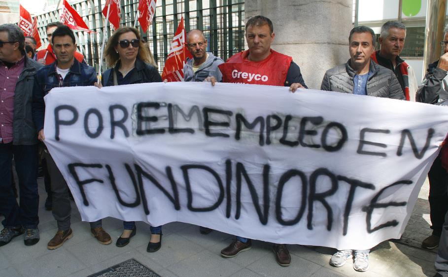  Medio centenar de trabajadores de FUNDINORTE se concentran frente al Gobierno de Cantabria