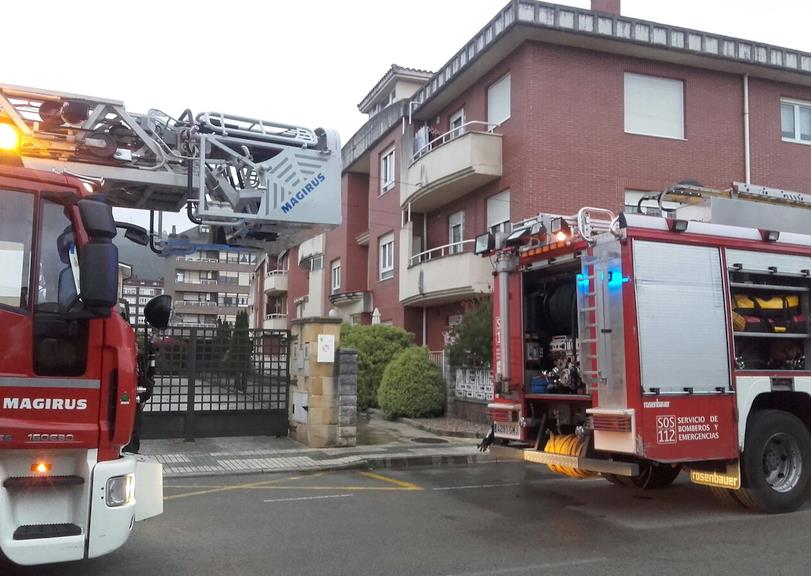 Bomberos del 112 extinguen un incendio en una vivienda de Los Corrales de Buelna