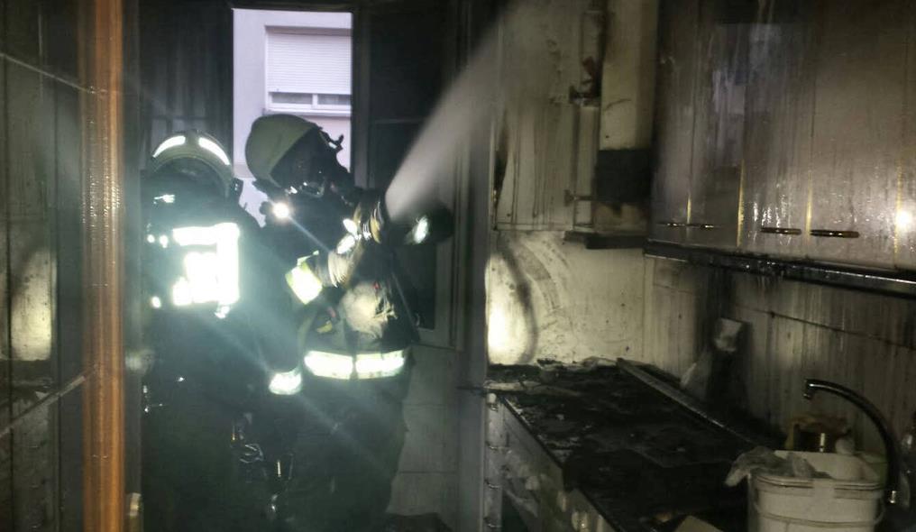 Bomberos del 112 extinguieron un incendio en una vivienda de Santoña