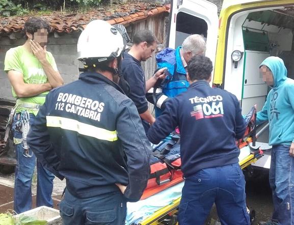 Evacuada una escaladora con traumatismo de coxis y pierna tras una caída en una pared de La Hermida