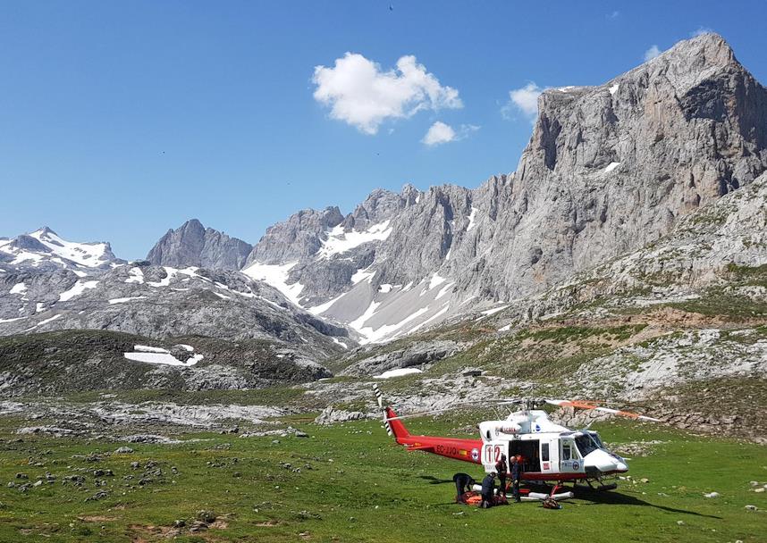  El helicóptero del Gobierno rescata a dos mujeres tras caer unos 70 metros en Picos de Europa