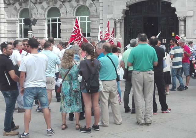 Trabajadores del SMTU exigen que el Ayuntamiento negocie el traslado a las nuevas cocheras de Peñacastillo