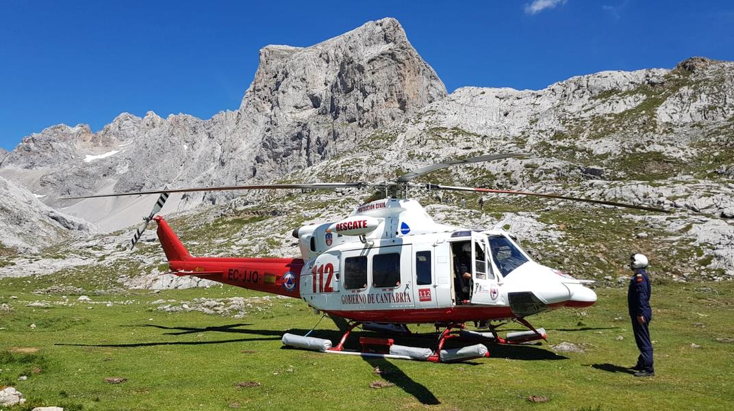 El helicóptero del Gobierno rescata a dos escaladores en Picos de Europa