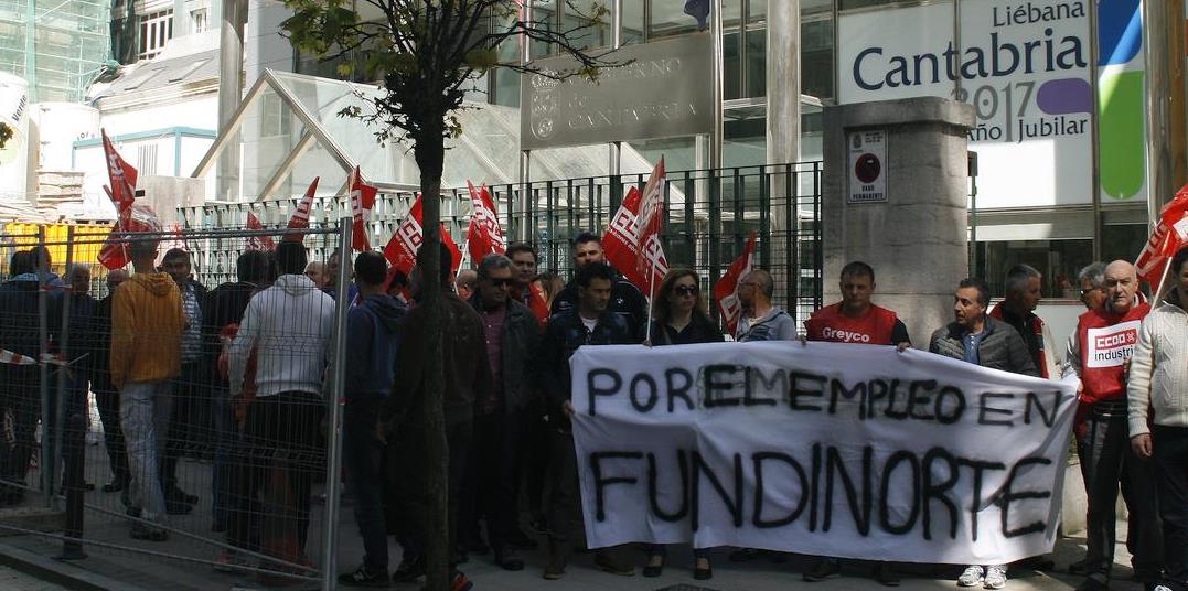 En la imagen de archivo una concentración de trabajadores de Fundinorte frente al Gobierno de Cantabria