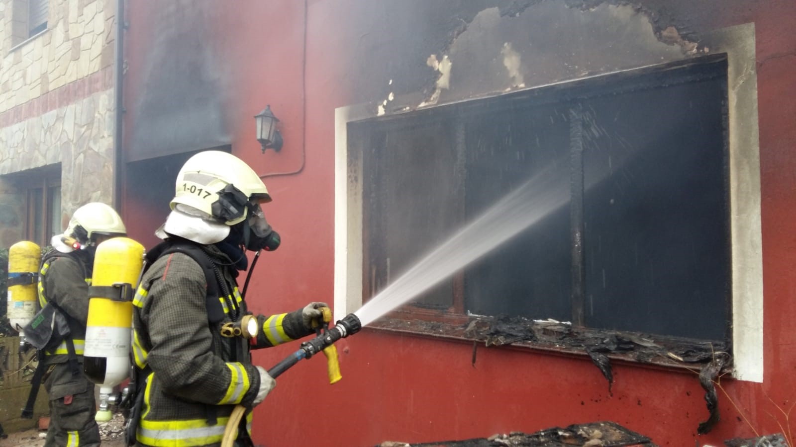 Bomberos del 112 extinguen un incendio en una vivienda de Argoños