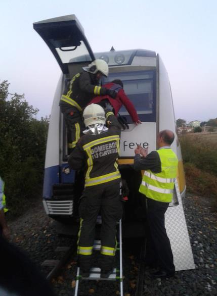 Herido leve un hombre después de que un tren arrollara su coche en Las Rozas de Valdearrollo