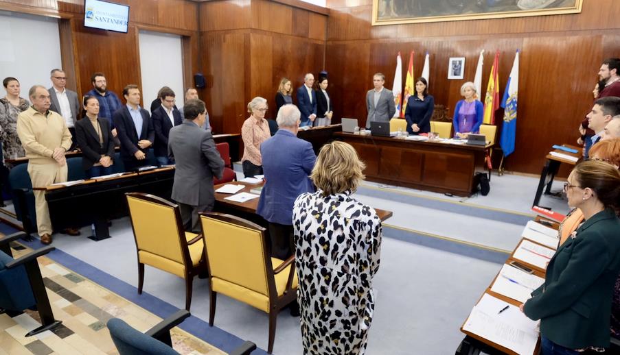 Santander recuerda con un minuto de silencio al exconcejal Santiago Pérez Obregón y a la exministra Carmen Alborch