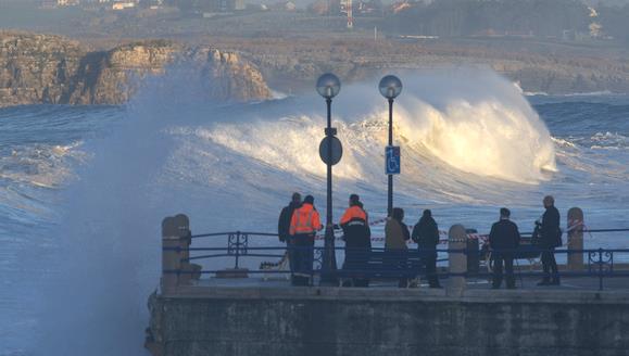 Santander activa esta noche el dispositivo preventivo por fenómenos costeros adversos / Foto: temporal en Santander, archivo CANTABRIA DIARIO