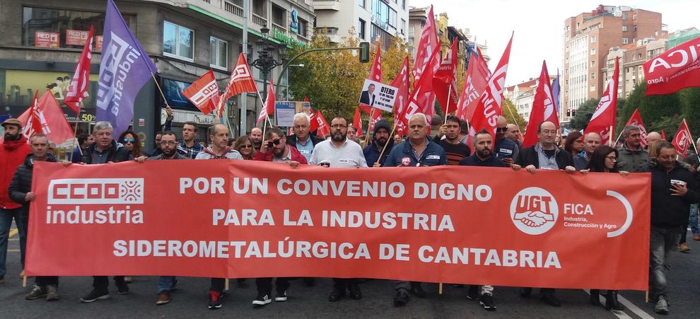 Miles de personas secundan la manifestación de UGT y CCOO por un "convenio colectivo digno" en el metal