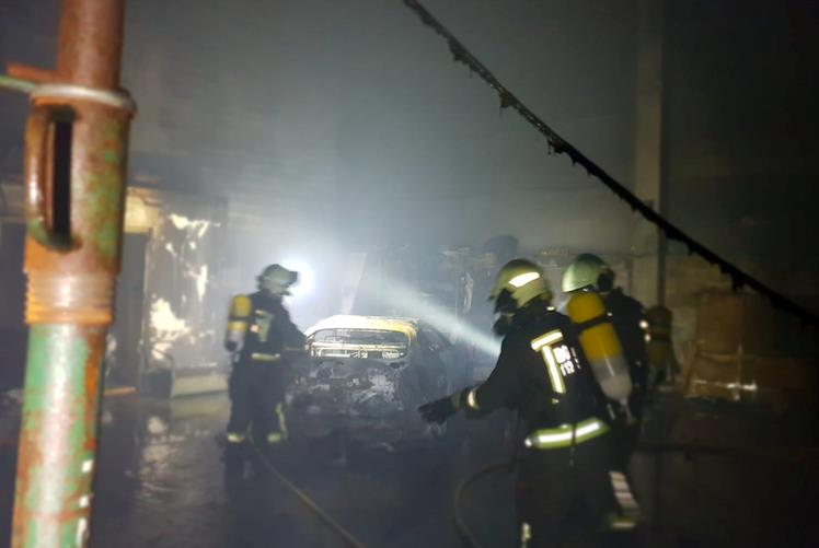 Bomberos del 112 extinguen un incendio en una nave de Meruelo