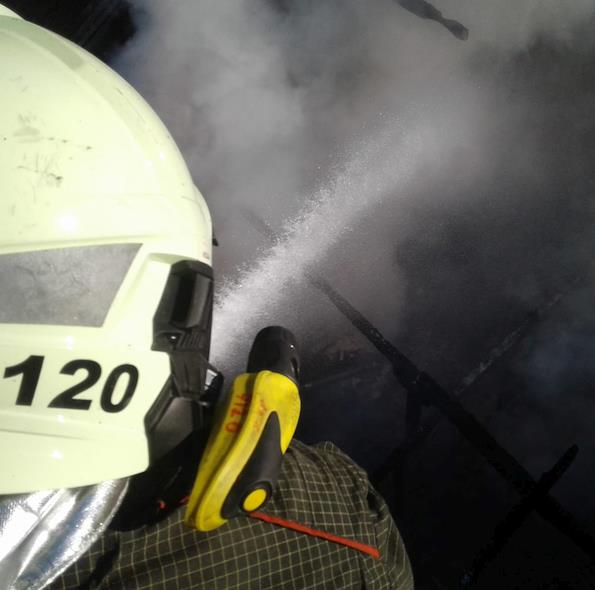 Un incendio quema una vivienda en Naveda