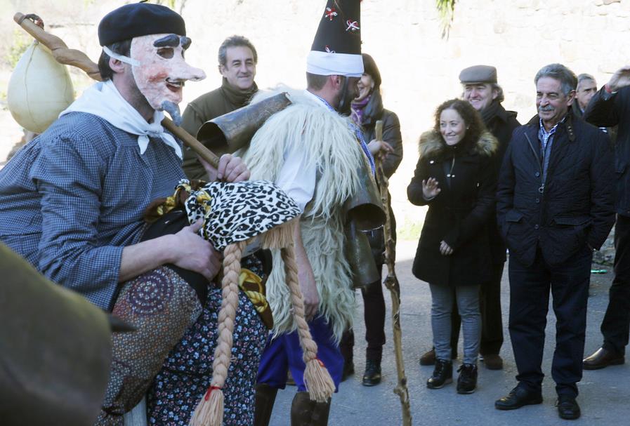  Revilla y Díaz Tezanos asisten a la fiesta de la Vijanera de Silió, el primer carnaval del año en Europa