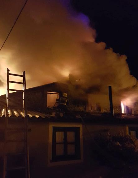 Bomberos del 112 extinguen un incendio en una vivienda de Rozadío