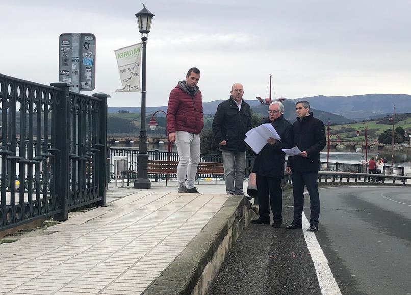  Fomento invierte 60.000 euros en la ampliación de la acera del puente de La Barquera