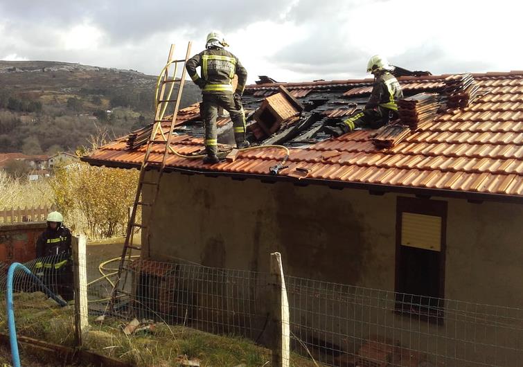 Bomberos del 112 extinguen un incendio en una vivienda de Udías