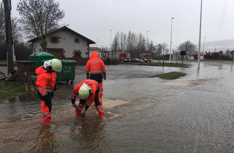El desbordamiento del Saja en Villanueva de la Peña afecta a multitud de viviendas