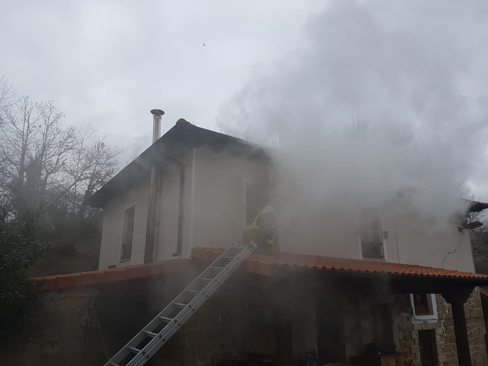  Bomberos del 112 extinguen un incendio en una vivienda de Los Corrales de Buelna