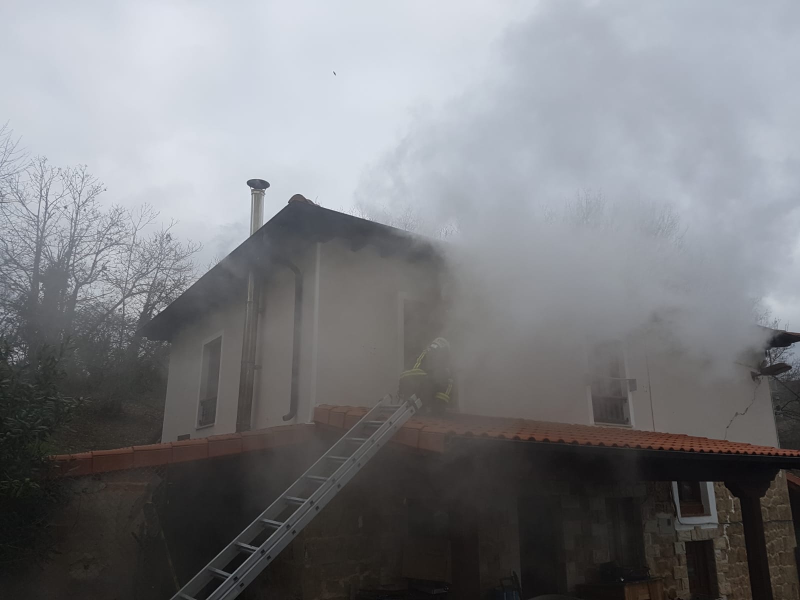 Bomberos del 112 extinguen un incendio en una vivienda de Los Corrales de Buelna