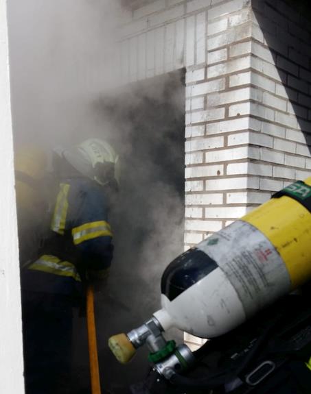 Bomberos del 112 extinguen un incendio de botellas de butano en un camping de Noja