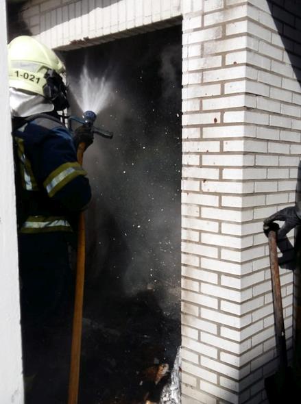 Bomberos del 112 extinguen un incendio de botellas de butano en un camping de Noja