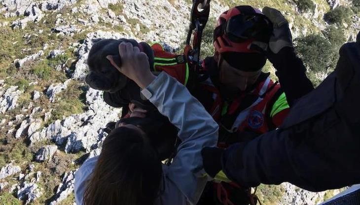 El helicóptero del Gobierno rescata a dos senderistas en el macizo de Candina