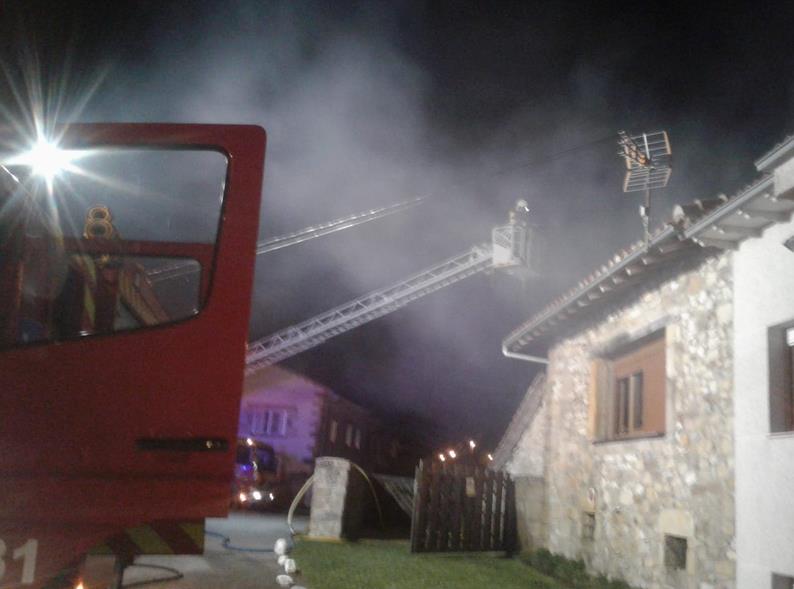 Bomberos del 112 extinguen un incendio en una vivienda de Orzales