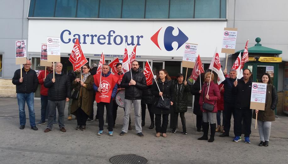 UGT advierte de que la implantación de cajas autocobro en Carrefour es una medida 'para reducir plantilla'