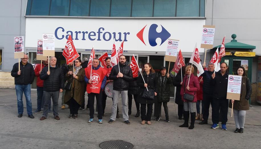 UGT advierte de que la implantación de cajas autocobro en Carrefour es una medida 'para reducir plantilla'