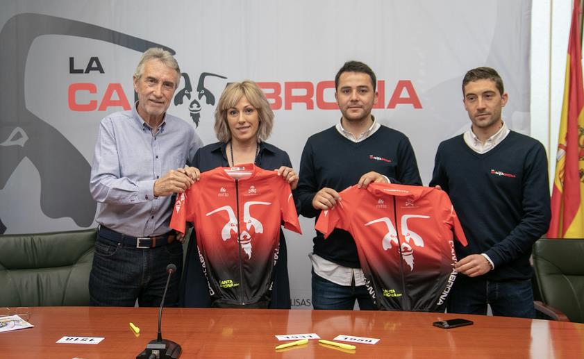 La alcaldesa de Polanco; Rosa Díaz Fernández; el concejal de Deportes, Avelino Rodríguez Muriedas; el presidente de la Federación Cántabra de Ciclismo, Juan José Trueba; el director de La Cantabrona, Pablo Regaliza; y el director de Seguridad, Daniel Becerra